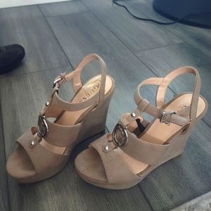 Guess size 7 scrappy wedges